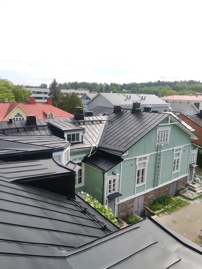 Kattoremontti ja kattopinnoitus työn alla
